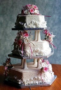 Lynda Bolton Cakes By Design Worcester 1064015 Image 0